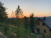 RUBIESZCZA domki w Bieszczadach z widokiem na jezioro - Bed and Breakfast Wołkowyja