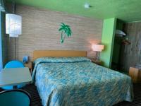 Zimmer mit Kingsize-Bett und Poolblick