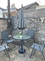 4 bed rooms 5 double beds holidays house near train station - B&B