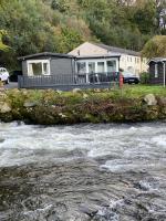 Stunning 3 Bed Riverside Cabin in Snowdonia - B&B Caeathro
