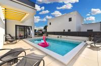 Jlo1 mit beheizbarem Pool - B&B Peroj