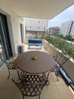 APPARTEMENT TYPE 2 NEUF +GRANDE TERRASSE - Bed and Breakfast Le Lavandou