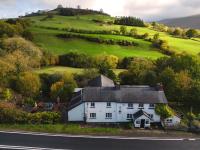 B&B Brecon - Dinas Castle Inn (The Dragons Back) - Bed and Breakfast Brecon