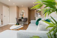 B&B Hull - VICHY - The Glass House VIP Luxury Stay with gym, Cinema & Gaming Rooms, and Work space access - Bed and Breakfast Hull