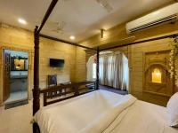 Zimmer mit Kingsize-Bett und Seeblick