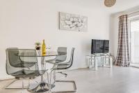 Large 4 bed with free parking close to town centre fast WiFi and crisp hotel standard linen hosted by Our Home Short Stays - B&B Bedford