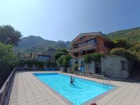 B&B Porlezza - Appartamento IL GELSOMINO con giardino e piscina - Bed and Breakfast Porlezza