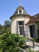 B&B Cosne-Cours-sur-Loire - Gite La Tourelle Château de Montchevreau - Bed and Breakfast Cosne-Cours-sur-Loire