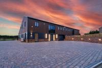 Brand New Barn Retreat - Bed and Breakfast