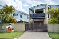 Coastal Getaway Across From Dicky Beach - B&B
