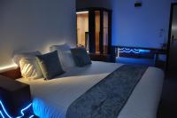 Zimmer mit Kingsize-Bett und Whirlpool