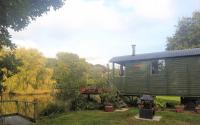 Charming tranquil Shepherds Hut with lakeside balcony 'Roach' - B&B