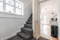 3-Bed House Near Lakeside Mall, Onsite Parking - B&B Grays
