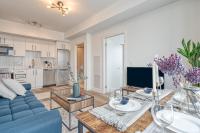 2 Bedroom, 2 Bath Stunning Condo - heart of Kitchener Downtown - Chambres d’hôtes Kitchener