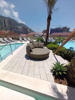 NEW-Studio Apartments in EuroCity-Large Pool-Rock or Sea Views-Balcony-Free Parking-Holiday and Short Let Apartments in Gibraltar - Chambres d'hôtes Gibraltar