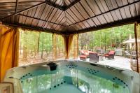 Poconos Summer Escape: Pool Access & Hot Tub! - Chambres d'hôtes East Stroudsburg