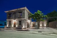Villa Frontale - Restored Villa with Pool Perfect for 6 Nestled Next to a Traditional Olive Mill and Local Farms Offering Authentic Hospitality and Organic Delights By Villa Mana Gers - Chambres d'hôtes Kallithéa