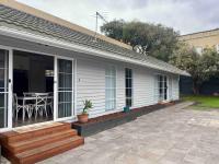 B&B Melbourne - Beachside Charm with Garden - Short Walk to Train - Bed and Breakfast Melbourne