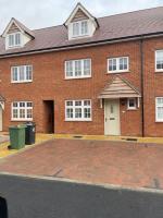 MODERN 4 BEDROOM HOUSE WITH GARDEN & PARKING - B&B