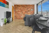 Penthouse - Amazing City Skyline Views - Free Parking - Balcony - Utilita Arena - New St Station - Bullring Shopping - B&B
