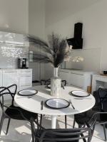 Deluxe Apartment with Sea & Mountain View