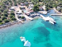Beach house Hela - resort & tavern BAIN, free transport, pool, Island of Žut - Kornati - Bed and Breakfast Pristanišće