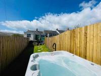 HOT TUB - Miners Cottage - edge of Brecon Beacons National Park - Heritage Town - B&B Blaenavon
