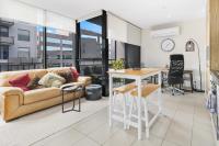 B&B Melbourne - Escape To Melbourne - Stylish 1 Bedroom-Gym - Aircon -Balcony - Bed and Breakfast Melbourne