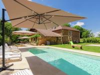 B&B Nantheuil - Spacious farmhouse with private heated pool in a rustic garden - Bed and Breakfast Nantheuil