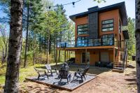 Chalet Natür Lakefront - Hot Tub - Fireplace - Ski - Waterfront - Private big land - Pedal Boat - B&B Saint-Alphonse-Rodriguez