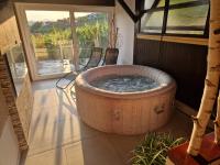 Vineyard Cottage with Private Jacuzzi - B&B Metlika