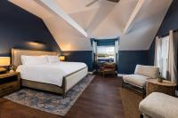 Habitación con cama extragrande y vistas al jardín