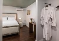 Habitación con cama grande