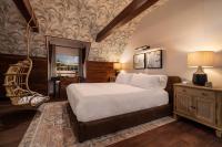 Habitación con cama extragrande y vistas al jardín