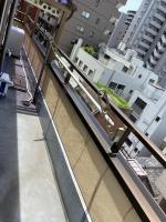 台東区広々吹き抜けリビングのメゾネットタイプのお家 - B&B Tokyo