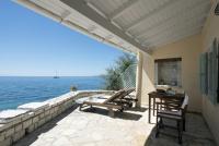 B&B Katavolos - Bijou Studio Beachfront Kaminaki Villas - Bed and Breakfast Katavolos