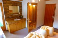 Three-Bedroom Apartment with Shower