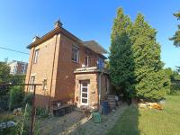 EN Homestay with private top floor, 3 bedrooms, bathroom, kitchenette, host stays downstairs with a cat and 2 small dogs --- CS Soukromé horní patro, 3 ložnice, koupelna, vařič, balkon - Přízemí sdílené s hostitelem, kočkou a 2 malými psy - B&B Zlín