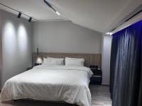 Habitación con cama extragrande.