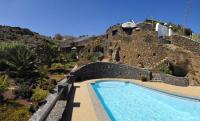 B&B Tías - Castillo Lanzarote Villa 2 - Sleep in a Volcanic Cave - Bed and Breakfast Tías