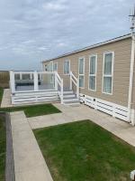 Nature Retreat Lodge with Hot Tub - Chambres d’hôtes Selsey
