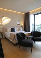 Chambre Lit Queen-Size - Vue sur Piscine