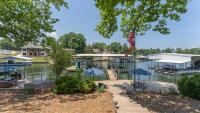 PRIVATE LAKE HOUSE Sleeps Large Groups ON THE WATER Swim n Boat Dock LOTS of AMENITIES - Chambres d'hôtes Osage Beach