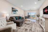 Luxury Downtown 2BDR Lake View Penthouse Condo steps to Beach 302W - B&B Traverse City
