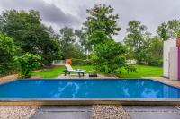 B&B Deolāli - SaffronStays Amrapali - 3BD Farmstay with private pool in Nashik - Bed and Breakfast Deolāli