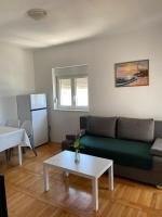 Apartamento de 1 dormitorio con terraza y vistas al mar