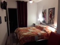Habitación con cama grande