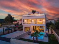 Villa Four Seasons Seaside B with heated pool and jacuzzi, Zadar - B&B Ražanac