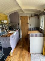 The Old Post Office - Luxurious Shepherds Hut 'Far From the Madding Crowd' based in rural Dorset. - Chambres d’hôtes