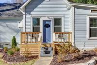 Cedar Blossom Bungalow is a cozy getaway with a 5 minute walk to downtown! - B&B